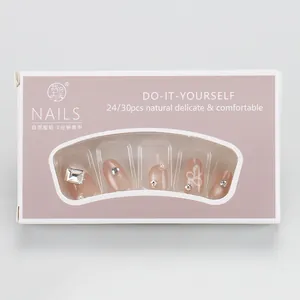 Details der rosa French Press-on Nails mit Perlen, Kristallen und Weinreben in Box