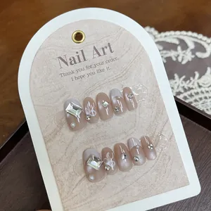 Handgefertigte Kunstnägel in Nudepink mit Perlen, Strass und feiner Malerei