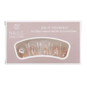 Kurze ovale künstliche Nägel mit French Tips, Perlen und Strasssteinen in Geschenkbox