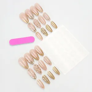 Faux ongles amandes rose nude avec motifs 3D dorés et textures ondulées élégantes
