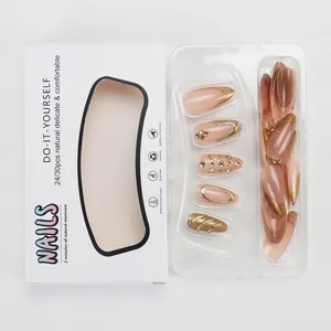 Faux ongles amande nude avec des ondulations dorées et des strass étincelants
