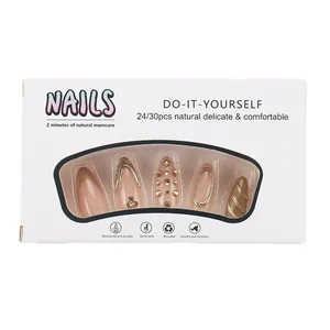 Faux ongles amande brillants avec vagues dorées 3D et strass en boîte à fenêtre
