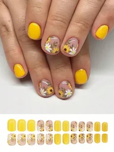 Detail van gele en bloemige kunstnagels met madeliefjes- en zonnebloempatroon