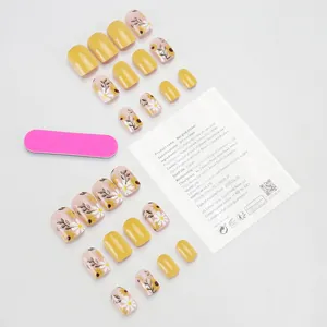 Roze en gele kunstnagels set met madeliefjes bloemmotieven en manicure accessoires