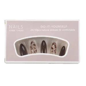 Caramel bruine cat eye kunstnagels set met luipaardprint en lange amandelvorm nagels