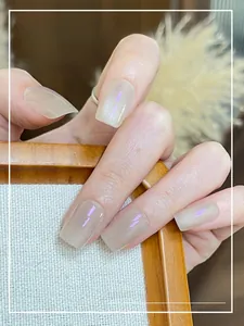 Détail de faux ongles carrés mi-longs œil-de-chat avec effet nacré scintillant
