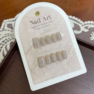 Faux ongles œil de chat gris avoine avec reflets violets sur carte de support