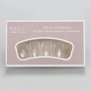 Vue détaillée des faux ongles aurore blanc perle dans leur emballage DIY élégant