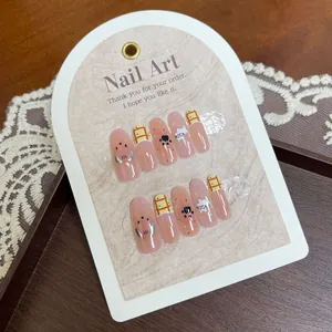 Faux ongles amande roses avec motifs de cochon et chat peints à la main sur carte de support