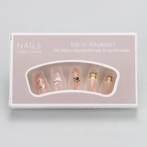 Détails de faux ongles amande avec motifs de chat mignons et paillettes roses