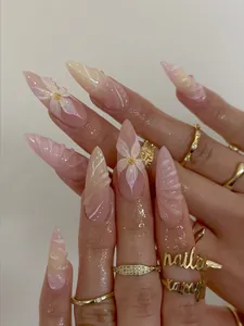 Detailansicht der 3D-Reliefblumen und Spiralstrukturen auf den Stiletto-Nägeln zum Aufdrücken