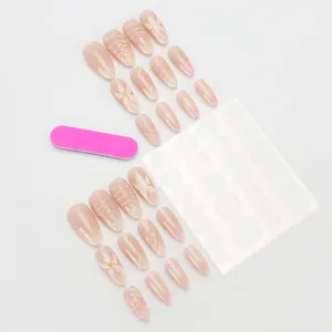Ocean-Almond-Kunstnägel mit 3D-Blumenrelief und Perlen auf sanftem Rosa-Hintergrund