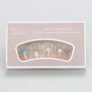 Detail von blau-violetten Stern-Nagelstickern in einer lila Fensterbox-Verpackung