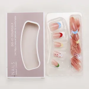 Détails de faux ongles French colorés avec des pois ludiques présentés en boîte
