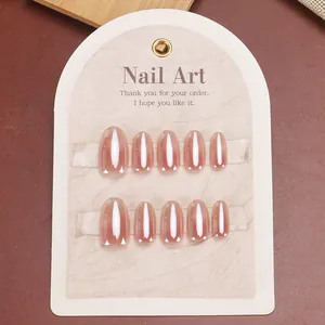 Unghie finte corte ovali rosa nude scuro lucide su cartoncino di presentazione