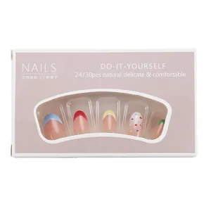 Faux ongles French colorés avec pois ludiques dans une boîte de présentation