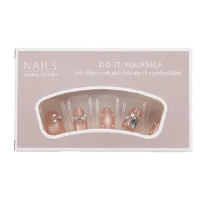 Kit de faux ongles rose avec nœuds argentés 3D, strass carrés et motifs à pois