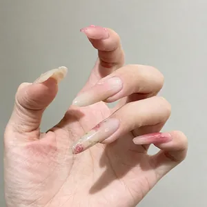 Lange amandel kunstnagels in perzikroze met 3D waterdruppels en roze bloemenpatronen