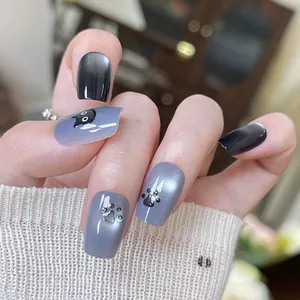 Gros plan d'ongles dégradés noir et gris avec patte de chat 3D et motifs cartoon