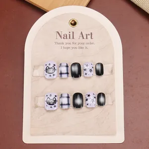 Kurze Kunstnägel Set mit lila Karomuster, Katzen-Motiven und Sternen-Katzenaugen-Effekt