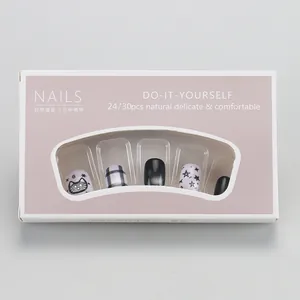 Details von DIY-Nagelset mit schwarzem Katzendesign und lila Karomustern auf Kunstnägeln