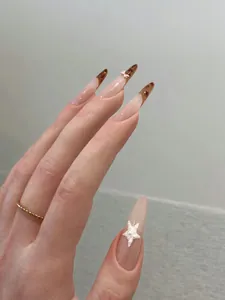 Details von rosa Stiletto-Kunstnägeln mit Bernsteinspitzen, 3D-Sternen und Schleifen