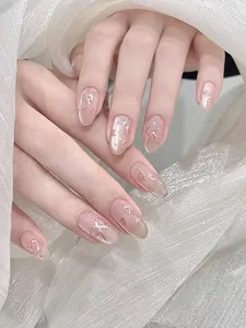 Nahaufnahme rosa Kunstnägel mit silbernen Schleifen- und Herzreliefs in Ovalform