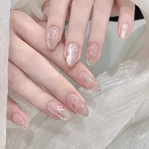 Elegante nude-rosa Kunstnägel mit silbernem 3D-Schleifen- und Herz-Stern-Dekor