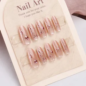 Detailansicht der Mandelnägel mit 3D-Roségold-Schleife, Herz und Cat-Eye-Effekt