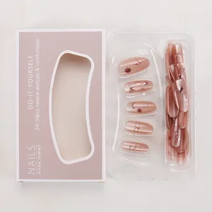 Detailansicht der nude-pinken Cat-Eye Press-on-Nägel mit silbernen Schleifen und Herzen
