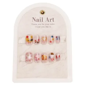 Kurze runde Kunstnägel mit süßen handgemalten Bären und rosa floralem Nailart-Design
