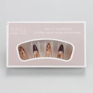Détail de faux ongles French léopard présentés dans une boîte rose à fenêtre