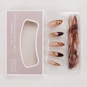 Coffret de faux ongles french manucure léopard avec dégradé marron et emballage