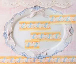 Dettaglio di washi tape glitterato con motivi a fiocco su un vassoio decorativo per fai da te