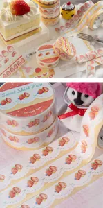 Dettaglio del nastro washi a tema fragola con motivi in pizzo per scrapbooking fai-da-te
