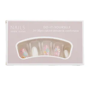 Faux ongles courts ovales avec motifs de fleurs roses et blancs pour manucure DIY