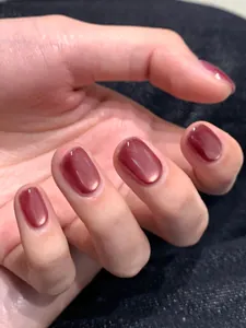 Nahaufnahme von glänzenden Cat-Eye-Nägeln mit rosa Glitzerverlauf und Spiegeleffekt