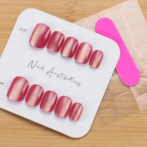 Detailansicht luxuriöser rosa Katzenaugen-Klebenägel mit Feile und Klebepads