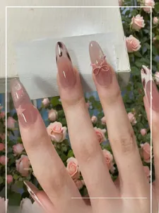 Makroansicht französischer nude-rosa Mandel-Nägel mit 3D-Schleifen und Leopardenmustern
