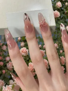 Details von Mandelnägeln mit Katzenaugen-Sternen, Leoparden-French-Tips und 3D-Schleifen