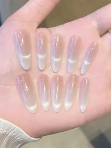 Gros plan de 10 faux ongles amande longs effet œil de chat avec dégradé rose