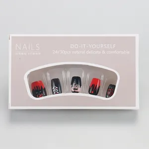 Uñas postizas góticas con rosas rojas y calaveras en una caja de regalo violeta
