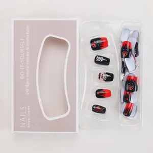 Detalle de uñas postizas de rosas rojas y negras con 24-30 piezas en el paquete