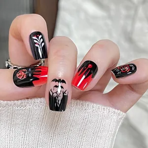 Uñas postizas góticas de Halloween con rosas rojas, murciélagos negros y efecto de sangre