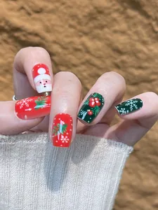 Vue détaillée des faux ongles de Noël avec motifs de Père Noël, flocons et houx festifs