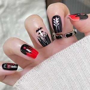 Uñas postizas de Halloween estilo gótico con rosas rojo oscuro y siluetas de murciélago