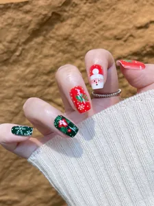 Vue détaillée d'ongles de Noël avec motifs de Père Noël et de flocons de neige peints à la main