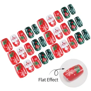Faux ongles courts de Noël avec motifs de Père Noël et flocons de neige blancs