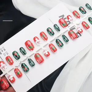 Détail du set de 30 faux ongles de Noël avec motifs Père Noël et flocons de neige