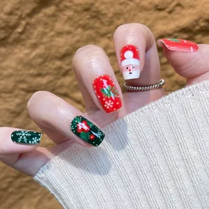 Faux ongles courts carrés de Noël avec motifs Père Noël et flocons de neige blancs